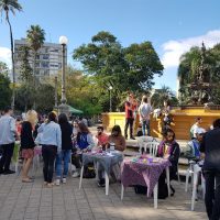 Pessoas visitam a Feira das Artes na Praça