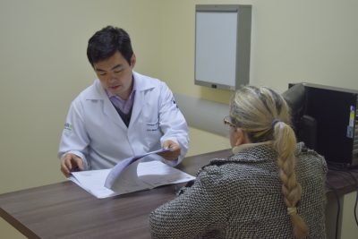 médico conversa com paciente