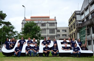 Equipe da Pró-Reitoria de Pesquisa, Pós-Graduação e Inovação no letreiro da UFPEL