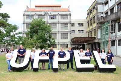 Equipe da Pró-Reitoria de Extensão e Cultura no letreiro da UFPEL