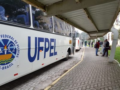 Ônibus da UFPel estacionado no Capão do Leão