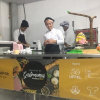 Chefs fazem demonstrações de gastronomia na Fenadoce