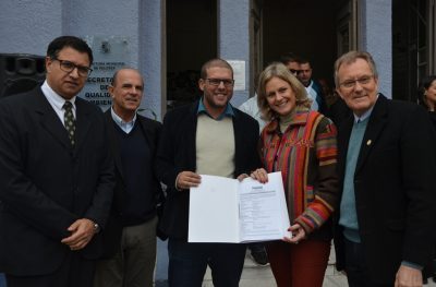 Reitor recebe documento da prefeita, secretário municipal de Qualidade Ambiental, presidente da Câmara e vice-prefeito