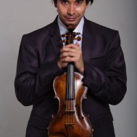 Leonardo Feichas com o violino de Flausino Valle