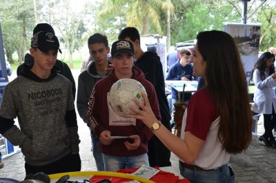 estudantes observam demonstração da ESEF