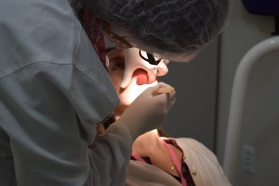 Dentista atende paciente