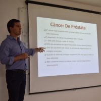 Urologista Felipe Camacho em palestra