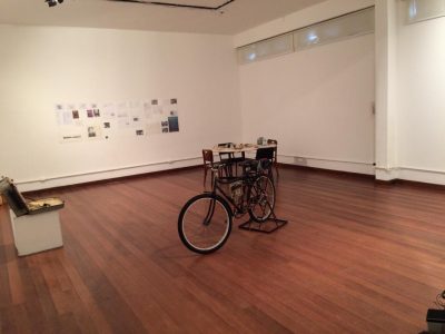 bicicleta no espaço da galeria