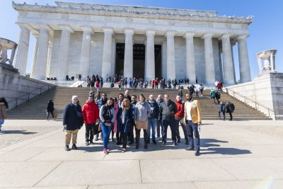 Grupo de participantes do programa em frente ao monumento no qual discursou Martin Luther King